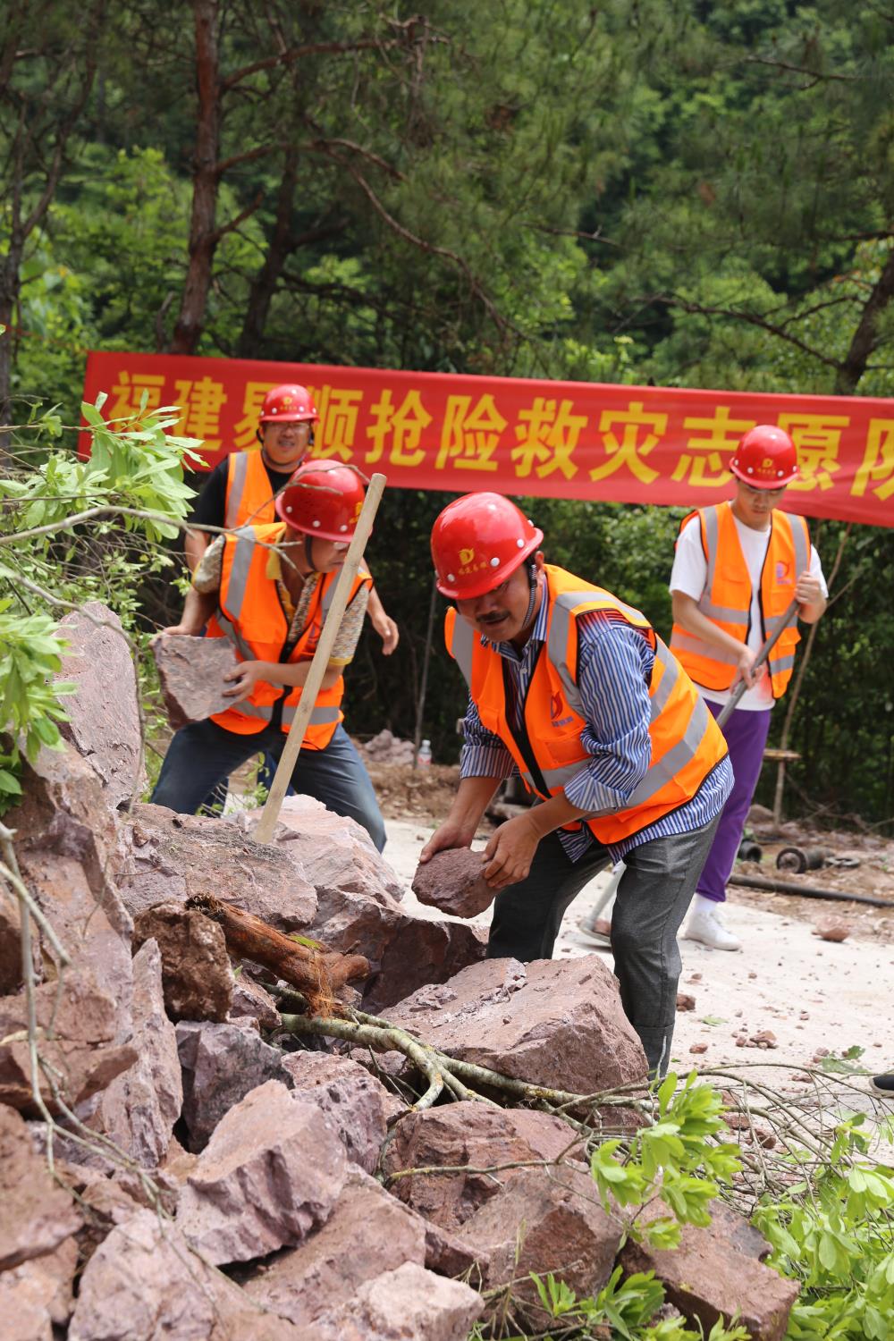 福建易順建筑工程有限公司前往錢園橋大隊塹上村搶險救災(zāi)