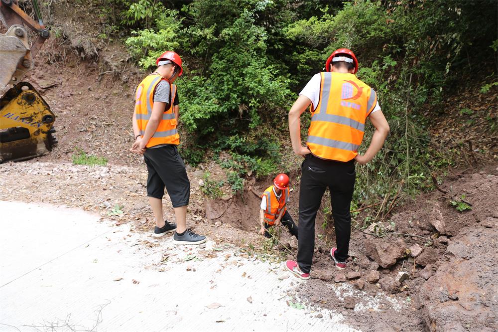 福建易順建筑工程有限公司前往錢園橋大隊塹上村搶險救災(zāi)